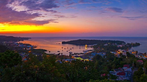 Vue du Port Antonio pendant la fête de l’Indépendance de la Jamaïque