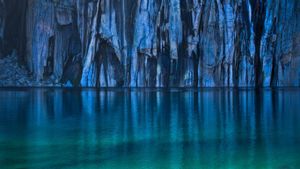 美洲杉国家公园内的悬崖湖，美国加利福尼亚州 (© Caleb Weston/Getty Images)(Bing China)