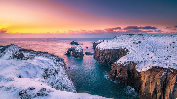 Sentiero costiero della Cornovaglia coperto di neve, Land's End, Cornovaglia, Inghilterra