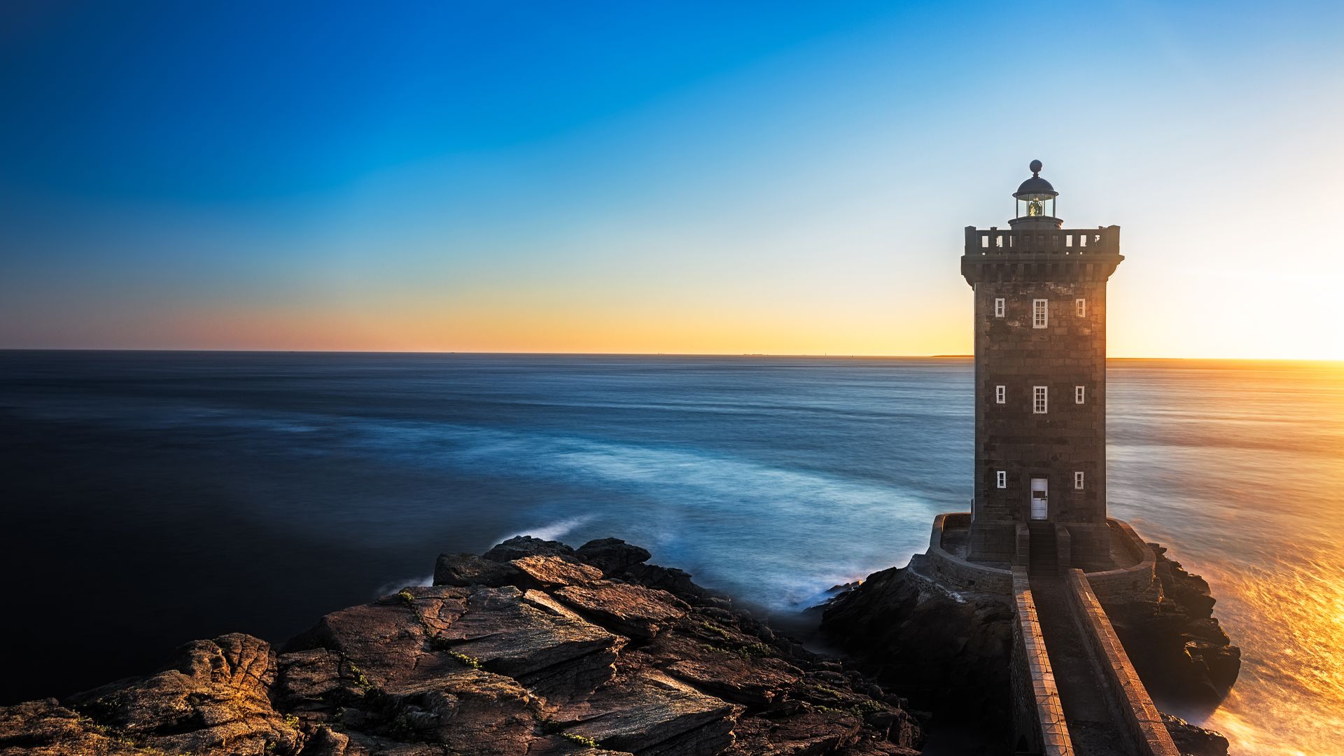 Le phare de Kermorvan au coucher de soleil, Bretagne, France