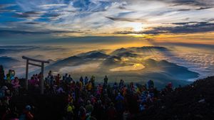 Au sommet du mont Fuji, Japon, pour le premier lever de soleil de la nouvelle année. Bonne année 2019 ! (© Nopasorn Kowathanakul/Getty Images)(Bing France)