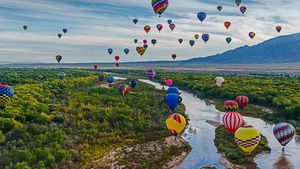 Mongolfiere in volo all'Albuquerque International Balloon Fiesta ad Albuquerque, in New Mexico (© gmeland/Shutterstock)(Bing Italia)