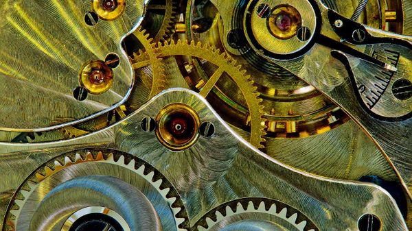 Das Uhrwerk einer antiken Taschenuhr