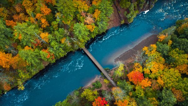 Fiume Bad nel Parco statale di Copper Falls, Wisconsin, USA