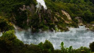 ｢フライパン湖｣ニュージーランド, ワイマング火山渓谷 (© Uli Hamacher/Getty Images)(Bing Japan)
