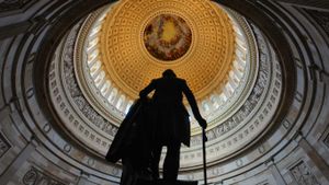 Bronze statue of George Washington in the Capitol rotunda in Washington, DC (© Michael Reynolds/Corbis)(Bing United States)