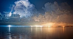 ｢ケープ・カナベラルの稲妻｣アメリカ, フロリダ州 (© Geo Rittenmyer/Corbis) &copy; (Bing Japan)