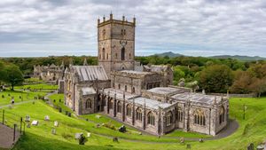 St Davids Cathedral, St Davids, Pembrokeshire, Wales (© Steve Taylor ARPS/Alamy Stock Photo)(Bing United Kingdom)