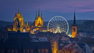 慕尼黑啤酒节期间的摩天轮以及埃尔福特大教堂和圣西弗勒斯教堂的景象 (© Hans P. Szyszka/age fotostock)(Bing China)