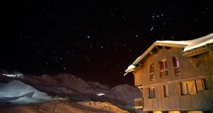 Chalet et ciel étoilé à Val Thorens dans les Alpes, Savoie, Rhône-Alpes (© Kennet Havgaard/Axiom) &copy; (Bing France)