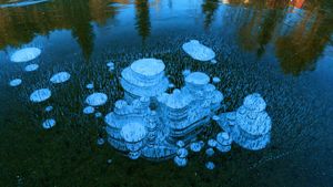 Ice bubbles in Selbusjø, a lake between Selbu and Klæbu, Norway (© Erlend Haarberg/Alamy)(Bing United States)
