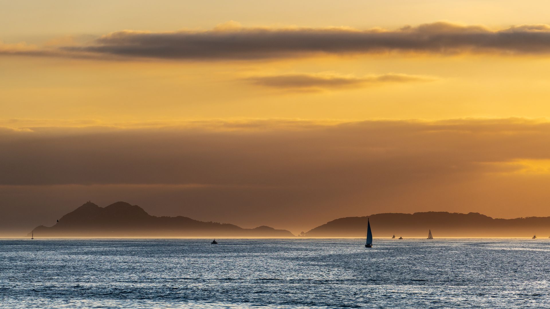 Veleros cerca de las Islas Cíes en Galicia, España