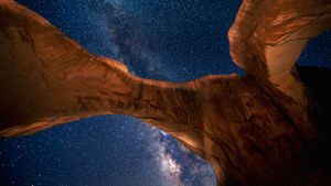｢アーチーズ国立公園と銀河｣アメリカ, ユタ州 (© Brad Goldpaint/Getty Images)(Bing Japan)