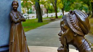｢ボストン女性記念碑」米国マサチューセッツ州 (© Education Images/UIG via Getty Images)(Bing Japan)