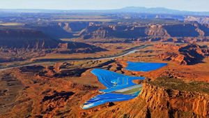 摩押附近的沙漠中的钾蒸发池，美国犹他州 (© Jassen Todorov/Solent News/REX/Shutterstock)(Bing China)