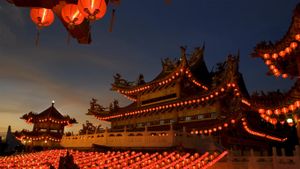 挂满红灯笼的中国寺庙 (© CollinsChin/E+/Getty Images)(Bing China)