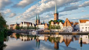 Altstadt und die Trave, Lübeck, Schleswig-Holstein (© Harald Nachtmann/Getty Images)(Bing Deutschland)