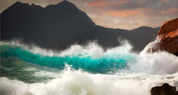 Vague s’écrasant sur les rochers, Porto en Corse-du-Sud