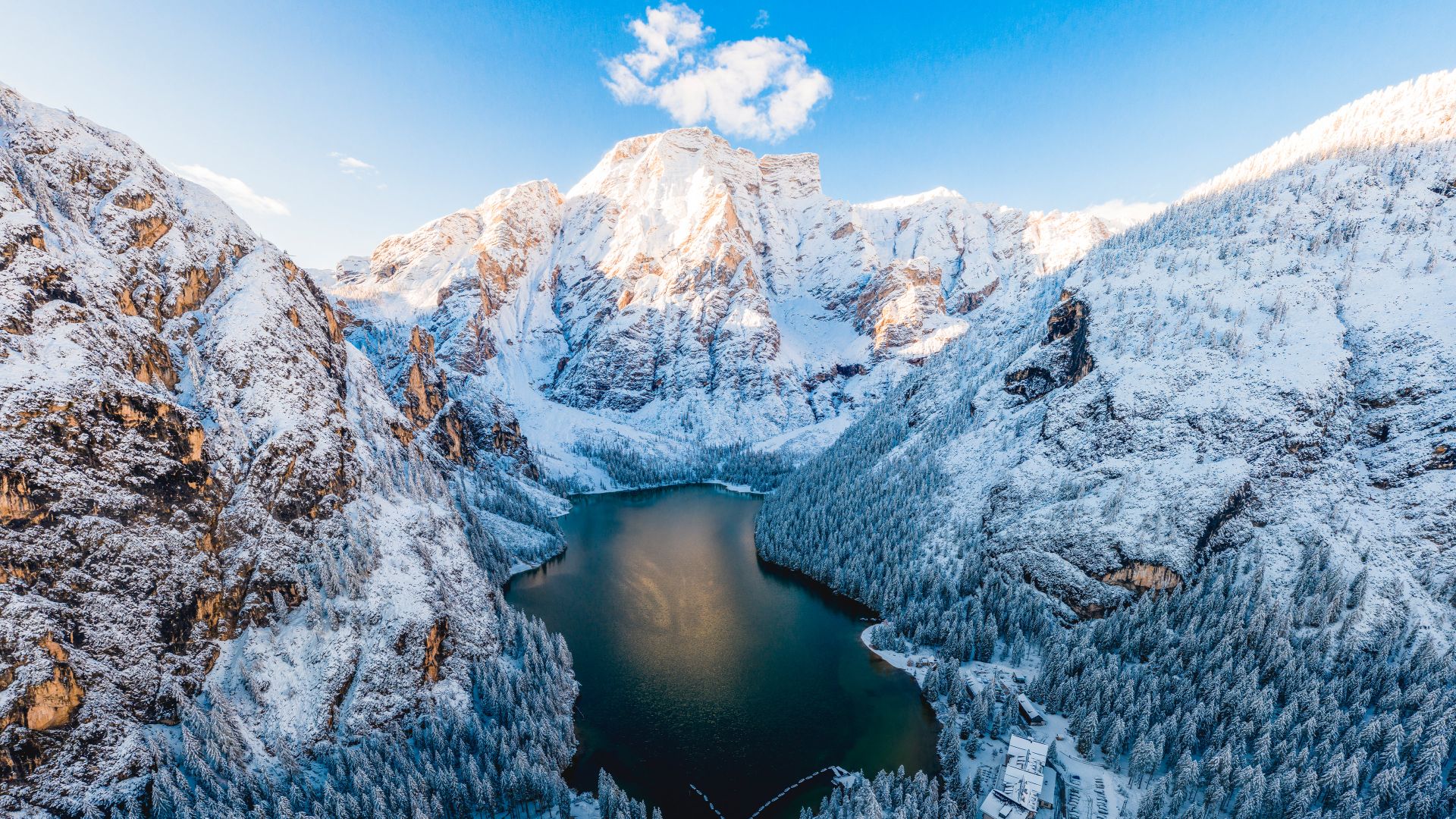 Il Pragser Wildsee nelle Dolomiti, Alto Adige, Italia