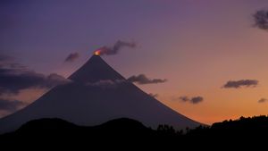 Cratère flambant du volcan Mayon, Philippines (© Per-Andre Hoffmann/Cavan)(Bing France)