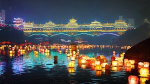 【今日中元节】桂林中元节万盏河灯漂放活动，中国广西 （© VCG/Getty Images）(Bing China)