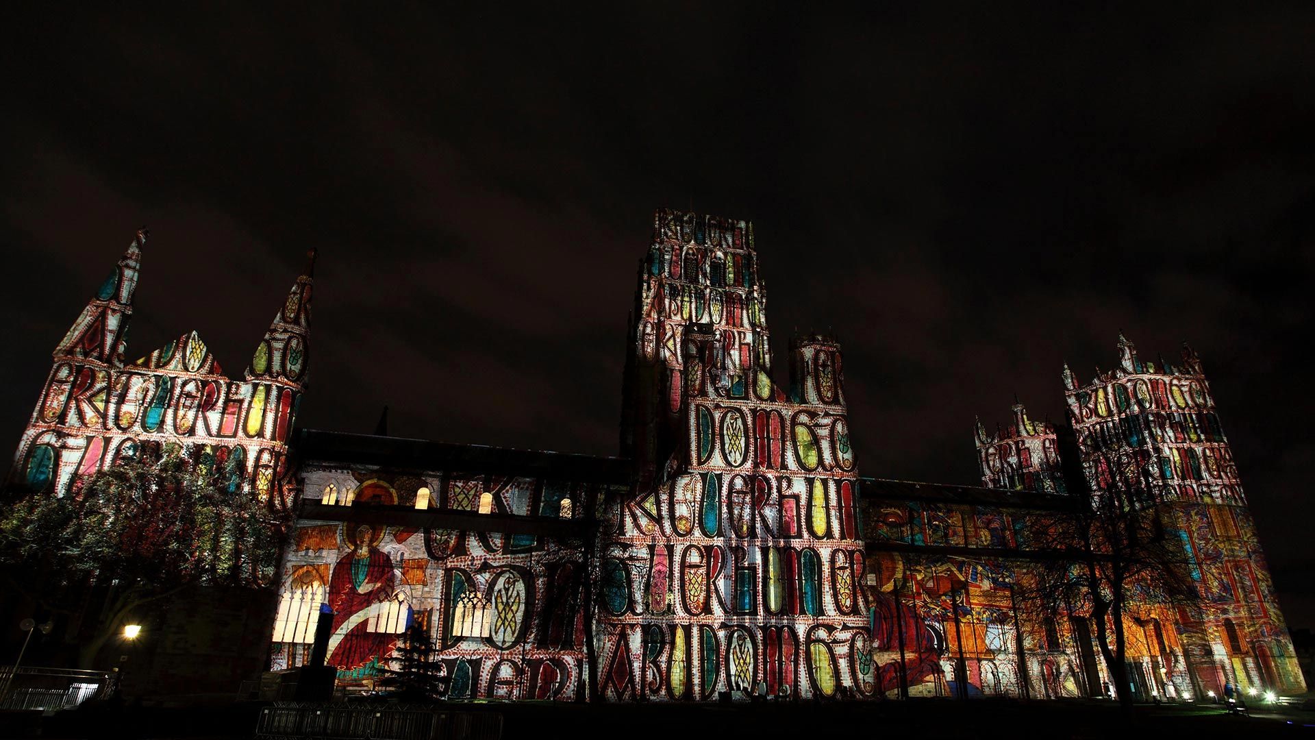 Spectacle de sons et lumière projetée sur la façade de la cathédrale de  Durham pendant le festival Durham Lumière 2013, Angleterre