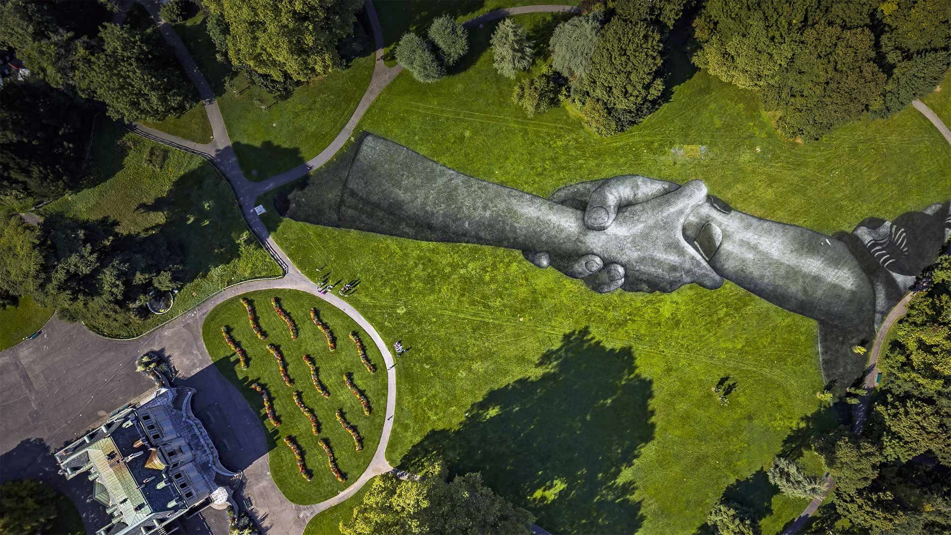 « Beyond Walls », l’installation artistique de Saype, dans le Parc de la Grange, Genève, Suisse
