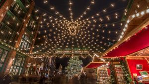 Toronto Christmas Market at the Distillery District (© robertharding/Alamy Stock Photo)(Bing Canada)
