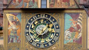Rathaus Ulm, Astronomische Uhr aus dem 16. Jahrhundert, Ulm, Baden-Württemberg (© Hemis/Alamy Stock Photo)(Bing Deutschland)