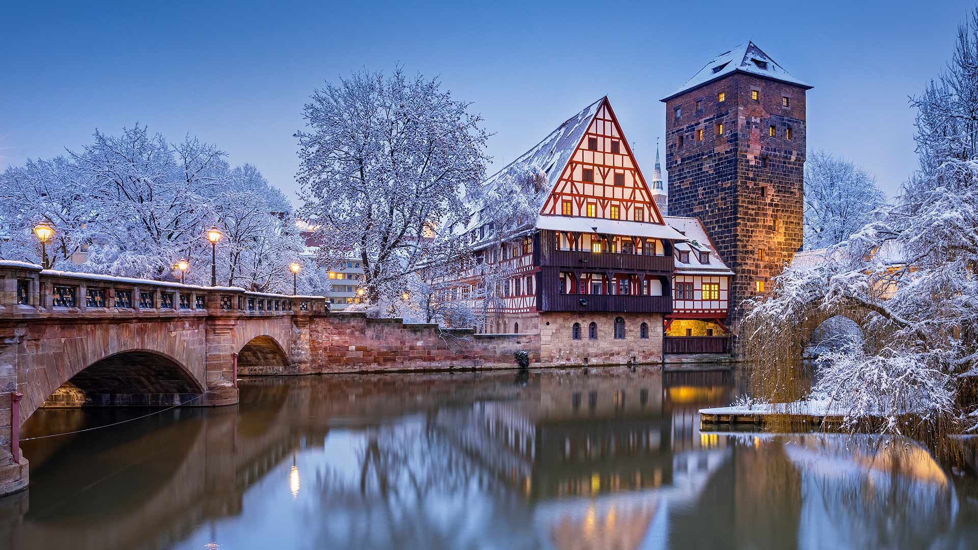 Weinstadel und Wasserturm am Ufer der Pegnitz, Nürnberg, Bayern