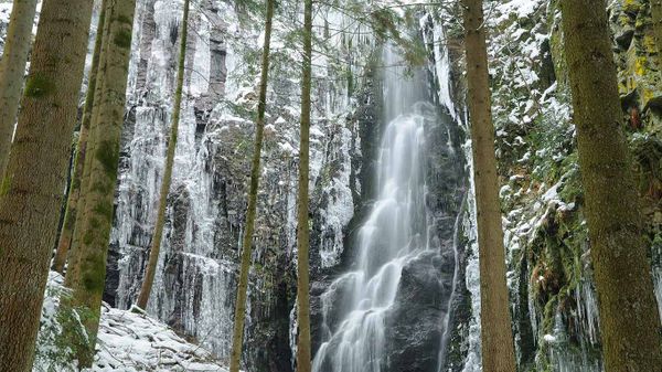 Der Burgbachwasserfall nahe Bad Rippoldsau-Schapbach im Winter, Baden-Württemberg, Deutschland