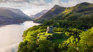 Dolbadarn Castle at the base of the Llanberis Pass, Snowdonia (© Viktoria Rodriguez/Getty Images)(Bing United Kingdom)