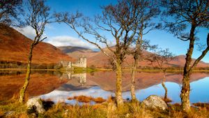 Kilchurn Castle reflected in Loch Awe, Argyll and Bute, Scotland (© Tom Mackie/plainpicture)(Bing United States)