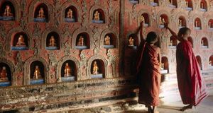 缅甸掸邦，茵莱湖附近隋燕寺院的小沙弥 (© Angelo Cavalli/age fotostock/Getty Images) &copy; (Bing China)