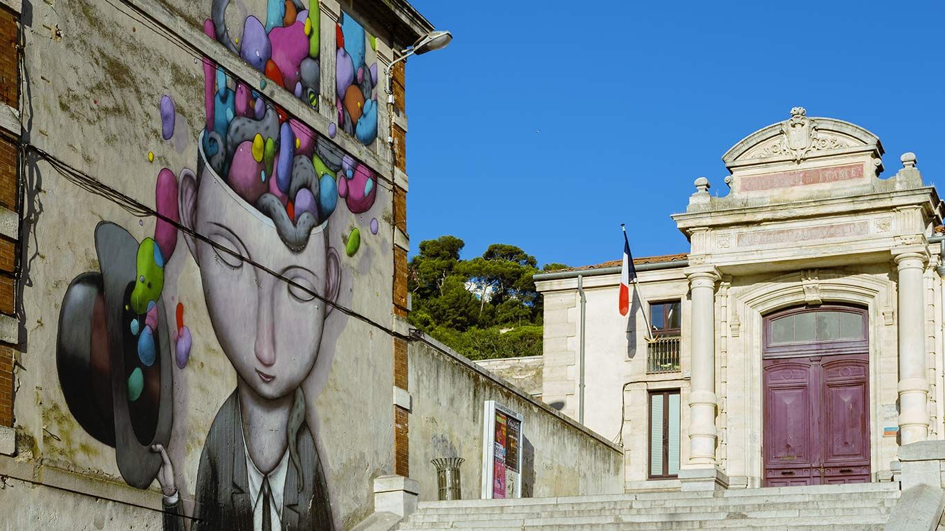 École Paul Valery à Sète, dans l’Hérault, décorée d’un dessin de Julien “Seth” Malland