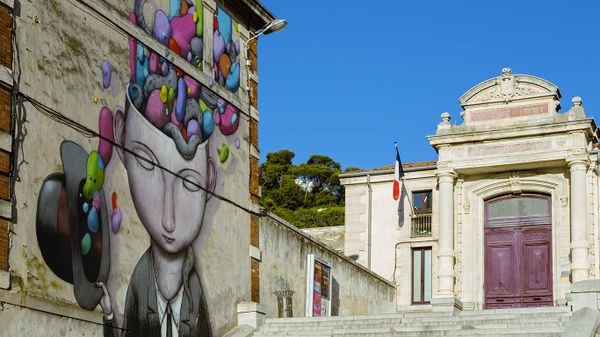 École Paul Valery à Sète, dans l’Hérault, décorée d’un dessin de Julien “Seth” Malland