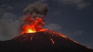 Le volcan Anak Krakatoa en éruption au large de la côte de Sumatra, Indonésie (© Martin Rietze/Alamy)(Bing France)