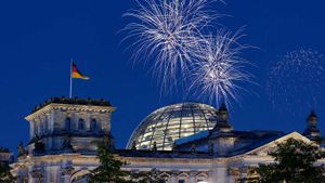 Feuerwerk über dem Reichstag, Berlin, Deutschland (© Axel Schmies/Novarc/Corbis)(Bing Deutschland)