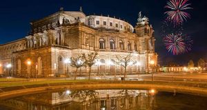 Semperoper bei Nacht mit Feuerwerk, Dresden, Deutschland (©Nico Stengert/Novarc/Corbis) &copy; (Bing Germany)