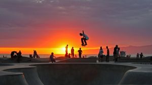 ｢夕日とスケートボーダー｣米国カリフォルニア, ベニスビーチ (© mgs/Moment/Getty Images)(Bing Japan)