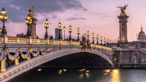 Brücke Alexandre III. in der Dämmerung, Paris, Frankreich (© Sizun Eye/Getty Images)(Bing Deutschland)