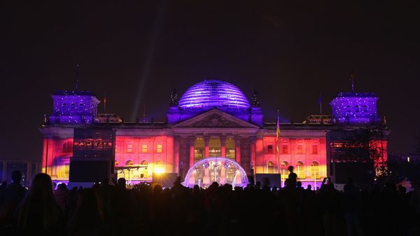Illuminiertes Reichstagsgebäude in Berlin. Zum Tag der Deutschen Einheit
