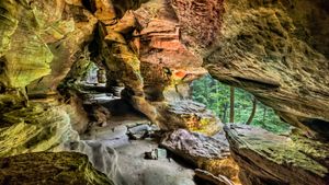ホッキングヒルズ州立公園にある洞窟, 米国 オハイオ州 (© Kenneth Keifer/Getty Images)(Bing Japan)