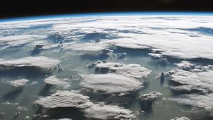 巴西亚马逊上空巨大的砧状云 (© NASA)(Bing China)