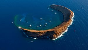 Molokini, Maui, Hawaii (© Douglas Peebles/eStock Photo)(Bing Canada)