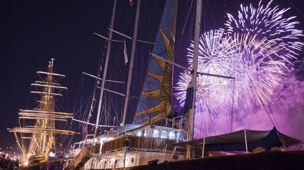 Feux d’artifice du 14 juillet lors de l’Armada 2008 de Rouen, avec en premier plan le trois-mâts uruguayen Capitan Miranda, Seine-Maritime