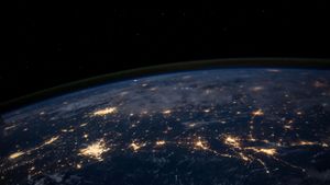 从地球上空225英里处俯瞰墨西哥湾沿岸各州的夜间景象 (© Stocktrek Images/Getty Images)(Bing China)