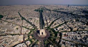 Vue aérienne de l’Arc de triomphe et de la place Charles-de-Gaulle à Paris (© Yann Arthus-Bertrand/Getty Images) &copy; (Bing France)