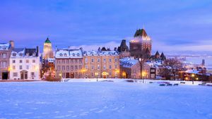 Saint-Denis Street and Chateau Frontenac in Quebec City (© Yves Marcoux/First Light/Alamy Stock Photo)(Bing Canada)