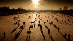 Menschen auf dem zugefrorenen Aasee im Winter, Münster, Westfalen, Nordrhein-Westfalen (© Nguyen Manh Ngoc) - Dritter Preis GEO-Bing-Fotowettbewerb(Bing Deutschland)